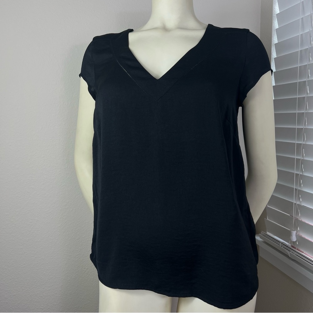H&M Women’s Black V Neck Fit Cap Sleeve Poly Blouse size 6